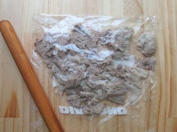 step5: 放涼後，隔著封口袋桿壓至可剝成絲狀為止。