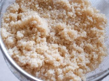 step1: 先將藜麥沖水數次，可減少苦澀味。然後在藜麥和開水倒入鍋內 （比例是1：2），下兩小匙鹽，用中火煮沸，然後轉小火煮10 -15分鐘。 再用叉將藜麥弄散