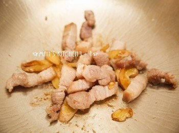 step2: 接著將豬肉下鍋炒至金黃。