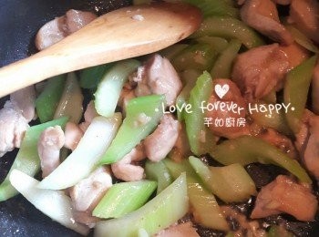 step6: 加入雞腿肉炒勻, 下調味料, 把西芹煮至軟身及雞腿肉熟透