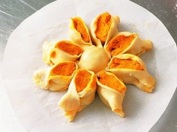 step11: 然後將扭轉的派皮上面的稜角往下折彎，蓋起來