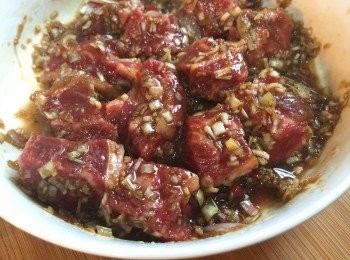 step1: 用礳先把香茅、紅辣椒、蒜頭樁爛，然後加入蠔油、豉油、魚露、黑胡椒、麻油、蜜糖去醃肉2小時。