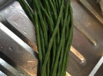 step1: 首先，將豆角洗淨
