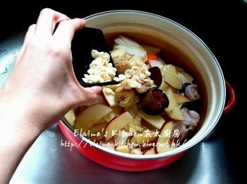 step5: 煲內逐一放入豬骨 , 甘旬 , 貢梨片 , 蘋果片 , 羅漢果 , 蜜棗 , 無花果及南北杏