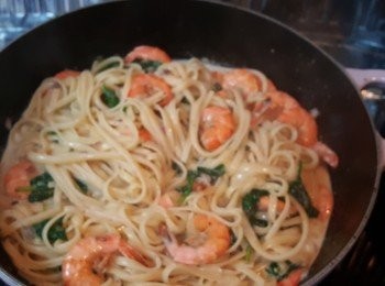 step9: 最後加入扁意粉，讓意粉吸收鍋中的湯汁，加入少許牛油，拌勻後即可。