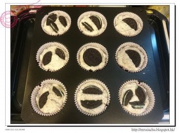 step9: 加入蛋糕液至8成滿。再把剩餘OREO放在表面。