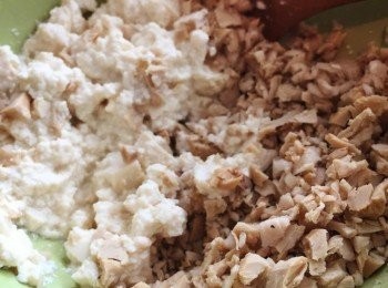 step2: 豆腐壓爛，beyond chicken 素雞拍鬆切碎，冬菇蒂切碎