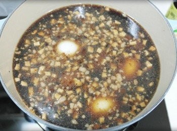 step4: 香菇丁香味出來後加入<span class="group_2">調味料</span>和白煮蛋拌勻~~ 蓋上鍋蓋小火悶煮約40-50分鐘即完成簡單的肉燥囉:)