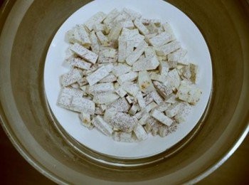 step1: 芋頭去皮切成小塊狀放入電鍋~ 外鍋一杯水蒸熟約20-30分鐘!!