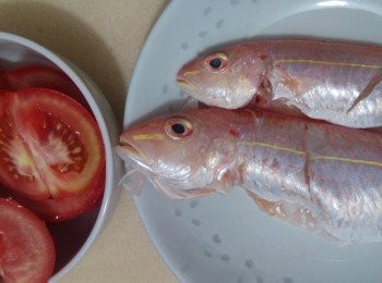 step1: 先把紅衫魚刮鱗洗淨瀝乾，最好用布或廚房紙吸去多餘水份，因為這樣才不會黐鑊，然後用少許鹽花拍上魚身略醃。