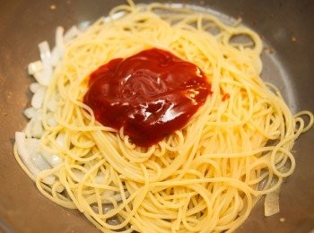 step3: 接著把義大利麵、番茄醬、白酒倒入鍋中並均勻拌炒。