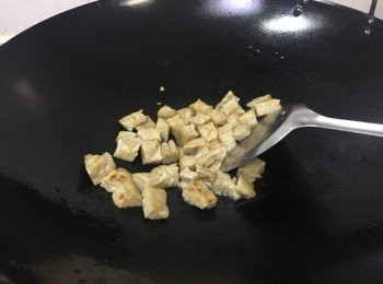 step2: 燒熱油鑊, 中大火加入烤麩快炒至表面微金黃色及軟身約3-4分鐘, 期間分3-4次加入雞湯或水, 讓烤麩吸收汁, 再加入醬油快炒勻