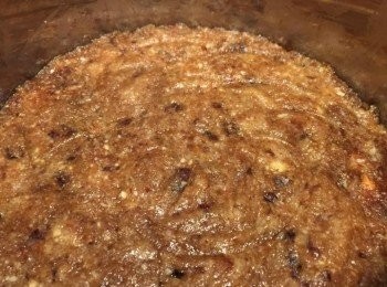 step3: 倒入模具底部鋪勻，拿小匙壓平，放進冰箱冷藏10至15分鐘， 備用。