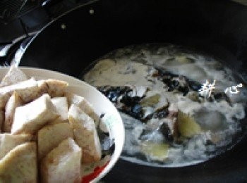 step5: 將芋頭回鍋，煮一會，關火。