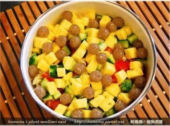 step6: 起司口味的黑木耳QQ圓與鳳梨塊，也一併放入碗中。