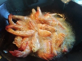 step4: 落大蝦，不斷兜好蝦，大約炸5mins