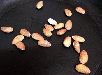 step3: 杏仁用白鑊或焗爐烘和，用磨研磨碎。