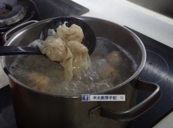 step4: 燒熱滾水，放下雲吞灼至浮起(約6-8分鐘)，撈起瀝乾水分。