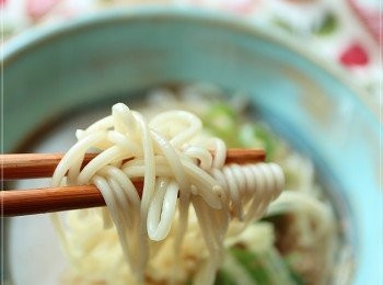 step5: 再從新開爐放入清水煮拉麵至熟, 將拉麵放入碗內、 (一面倒入一面用隔篩隔去未打得完整之材料 )煮好之湯底放在拉麵之內,加上蔥花便可以進食
(如果你跟我一樣喜歡有少少芝麻口感的,可以不用完全攪拌到融合亦可。)