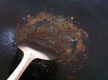 step5: 加入螃蟹中火炒翻至螃蟹熟透即可