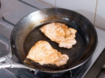 step6: 以大火把鍋子燒熱，加入少許油，油熱後下豬扒每面先煎約 20 秒至金黃色（不要把醃料中的紅蔥頭一併下鍋，因為鍋子太熱，很快會焦掉），調至中火把豬扒煎熟，其間不時把豬扒翻面，煎的時間按豬扒厚薄而定，我這塊大約煎了約 5 分鐘。豬扒煎好後盛起備用。