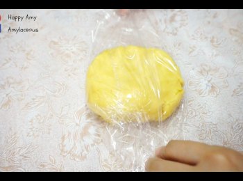 step3: 入加蛋黃搓勻，用保鮮媳包好麵糰，雪20分鐘（4度）。