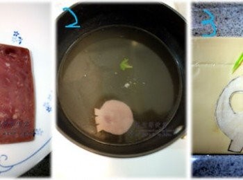 step5: 骷髏頭做法：
1.把骷髏頭烘焙紙放在火腿片上，用剪刀剪下來 (火腿部份不用剪出眼睛洞)
2.放入開水燙熟 (用開水燙熟比較沒油、健康。我利用剛才燙咕比<span class="group_1">食材</span>的水直接燙較省事)
3.同一樣骷髏頭烘焙紙放在起司片上，用牙籤尖處沿外緣畫出邊來即可取下
4.最後把起司放在火腿片上即可