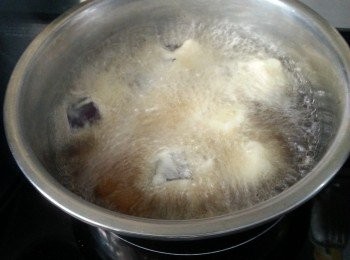 step7: 煮滾一鍋油,油大滾後熄火,茄子分幾次落油鑊,落油鑊後用木筷子分開茄子,炸到粉漿金黃,再開回大火迫出油份即可取出,用廚房紙索油(再煮滾油重複以上動作直至將所有茄子炸完)