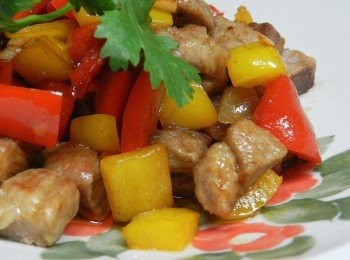 step7: 帶著蠔味的豬肉丁與彩椒，飯可是會多吃幾碗喔~~