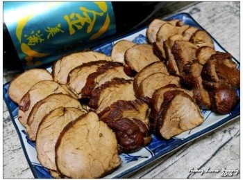 step8: 食用用先將肉卷上的棉繩拆下來之後，再切成薄片擺盤即可食用