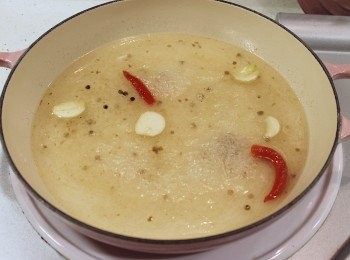 step8: 我喜愛偏重的胡椒味, 加入白胡椒粉3/4 小匙 (如不想太辣可減少白胡椒粉用量)