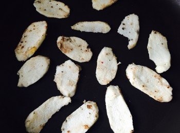 step3: 燒熱平底鑊或grill pan，不需放油，將鮮淮山單層平鋪在鑊中，以大火烘烤約2分鐘至鮮淮山呈乾身，反轉再烤約20秒即可。