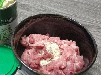 step1: 豬肉用菇粉撈勻 醃15分鐘備用