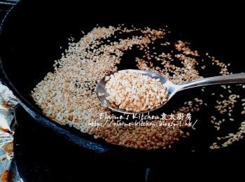 step4: 焗核桃期間將白芝麻放入鑊中 , 用慢火慢慢炒至微黃色