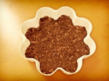 step1: 先將6塊oreo餅乾分開來就會有12片餅乾，把中間的奶油刮掉後將餅乾敲碎均勻地舖在烤模上!!邊鋪邊壓緊喔，接著放入冰箱冷藏備用!!(很推薦這款花形烤模，烤完切蛋糕會變成愛心形狀喔^^)