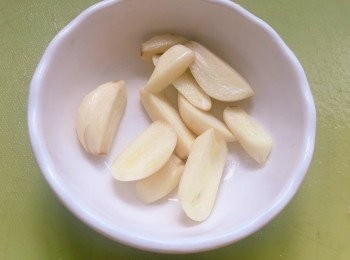 step1: 蒜頭切片備用