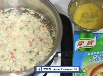 step7: 湯鍋加入800C.C的水，放入1包康寶海鮮濃湯和冷凍蔬菜攪勻，開火煮滾後，將已打散的雞蛋，邊倒入邊攪拌，再次煮滾一會兒即可熄火。
