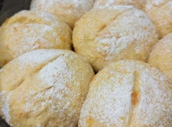 step4: 包面用篩灑上少許高粉，中間切一刀，放入已預熱焗爐用180度焗15至20分鐘。