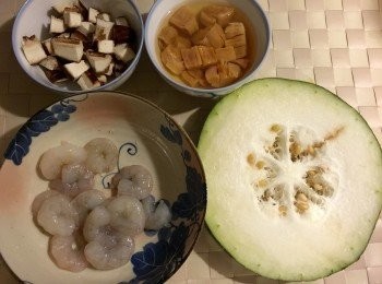step1: 蝦仁去腸用鹽醃10分鐘後洗乾淨，瑤柱浸軟撕開，鮮菇冬切粒，冬瓜去囊切皮備用；