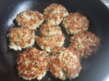 step4: 用湯匙盛起一個小球，放入鑊中，稍壓扁，並將兩面煎至金黃色，備用。