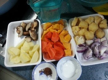 step6: 預備好雜菜材料,冬菇浸軟洗淨1開2,薯仔.南瓜.洋蔥.甘筍去皮洗淨切角形,豆腐卜洗淨切一開2,西蘭花剪成細棵待用