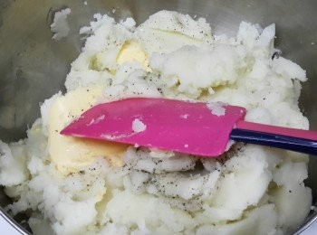 step4: 下鹽及黑胡椒粉調味，再下牛油及已加熱的牛奶