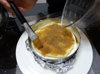 step6: 將蛋糕片去面部， 橫切成2片, 其中一片放在用錫紙封底的7吋慕絲圈內, 倒入一層芝士餡， 

放上另一片蛋糕， 掃上咖啡溶液（多點也不怕,