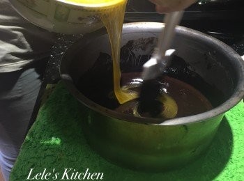 step3: 將蛋液分次拌入巧克力醬中，並加入牛奶。