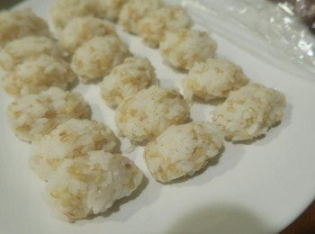 step4: 米飯捏成形備用(家裡都吃糙米白米混合.白飯也可歐)