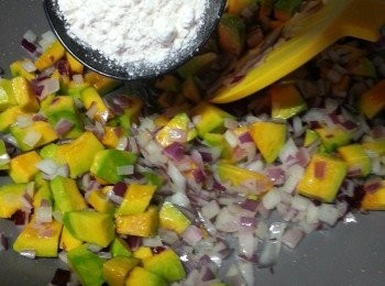 step4: 落麵粉炒勻