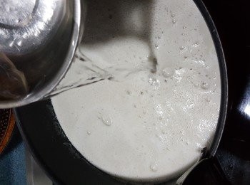 step7: 將魚湯倒入煲內，加入約500g水煮滾