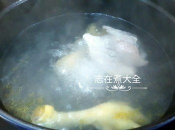 step3: 凍水放<a href="https://bit.ly/3kLFTWO" target="_blank" data-keyword="雞腳" class="guide-link"><strong>雞腳</strong></a> <span style="display:inline-block;vertical-align:middle;margin-top:-3px;color:initial;border-radius:3px;padding:2px 3px;font-size:12px;line-height:14px;background:#87d300;color:#fff;">即買</span> 及瘦肉大火煲10分鐘