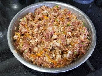 step6: 將蝦醬，蟲草花調味料放入，連同免治豬肉撈好，放上薑絲