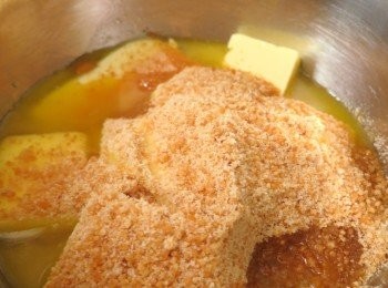 step1: 牛油加入黃糖，坐熱水拌溶，加入蜜糖拌勻。